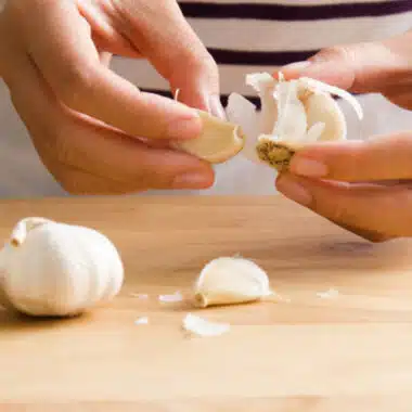 Čišćenje belog luka